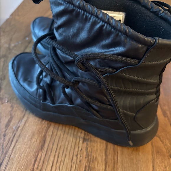 Nike woman’s Tanjum High Rise triple black boots size 9 EUC! - Picture 3 of 6